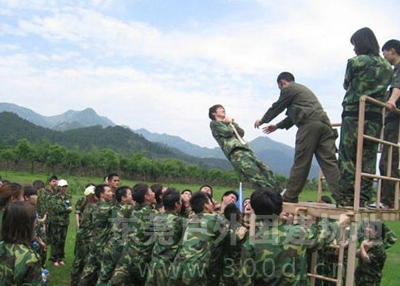 户外拓展训练项目--信任背摔